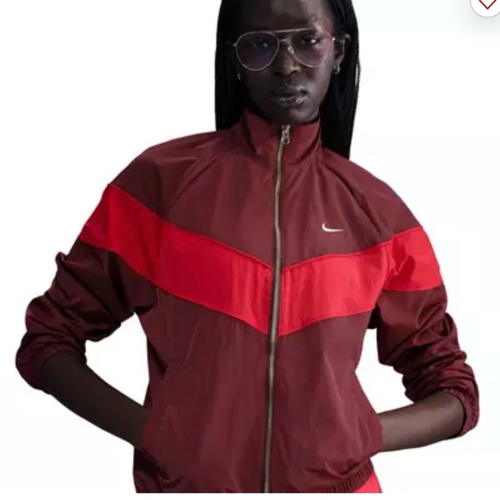 Nike Women's Windrunner Loose UV
Woven Full-Zip Jacket - Red Size XL